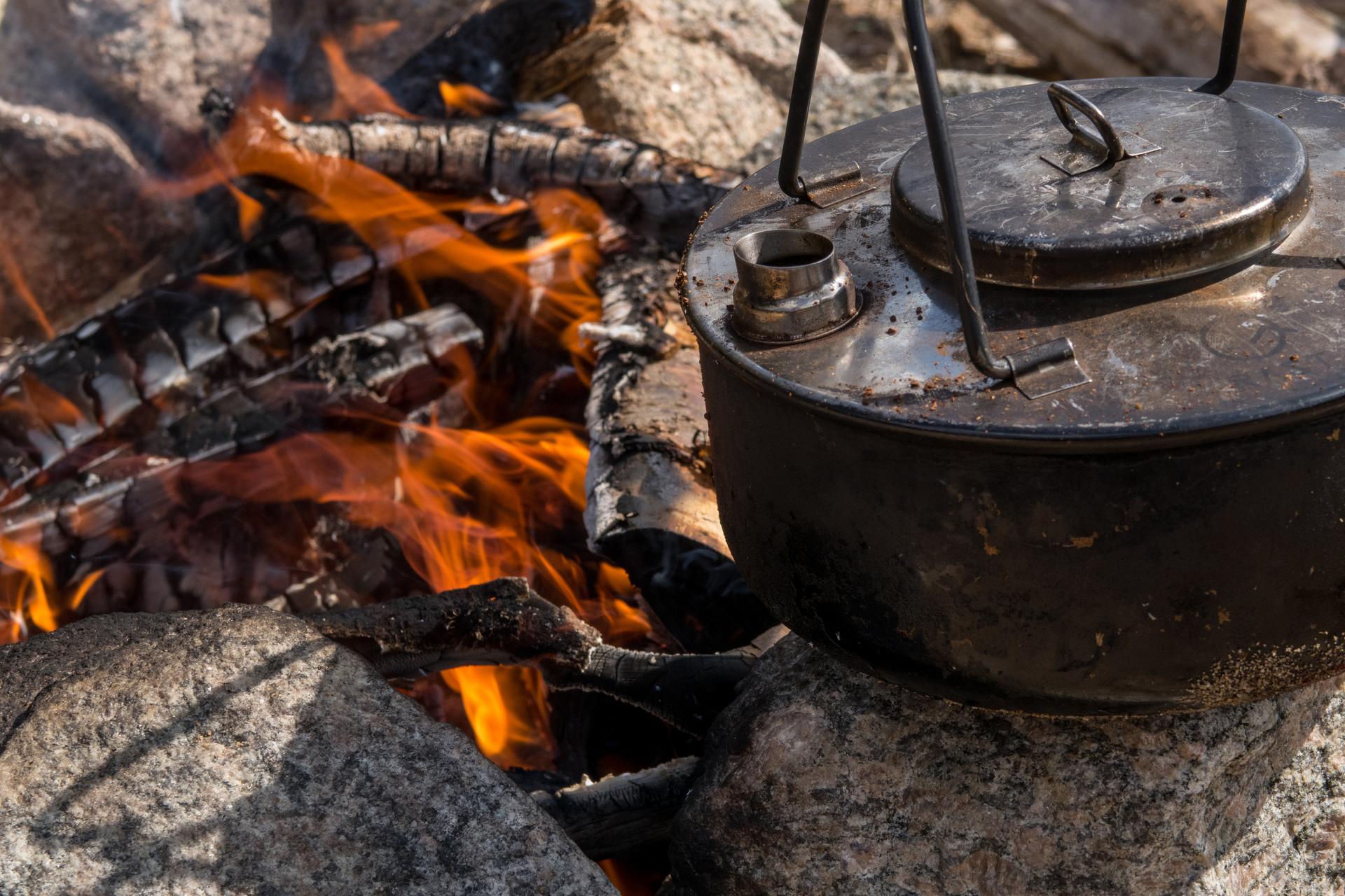 Nærbilde av flammer i bål.
